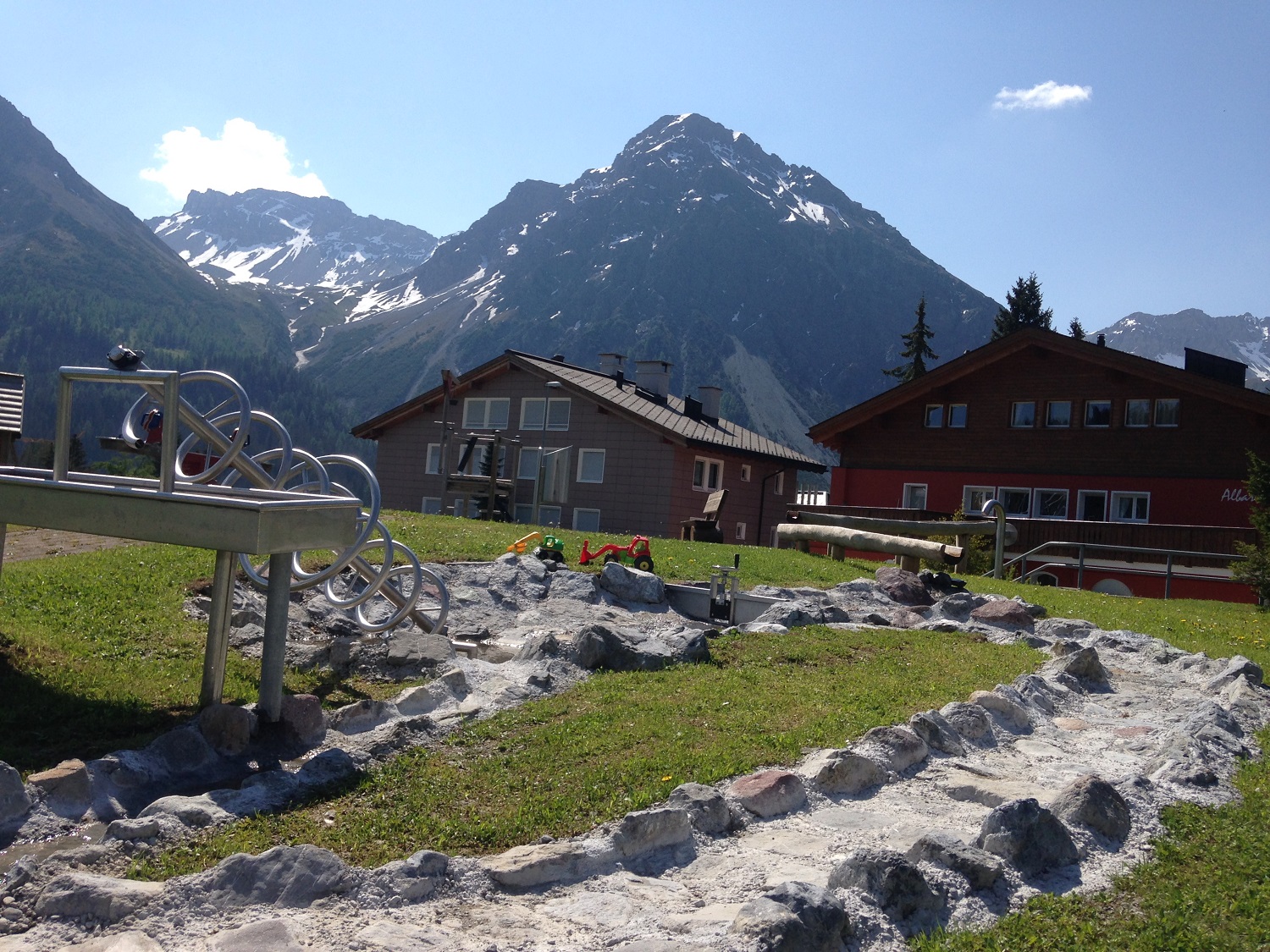 Un lago di montagna con bambini Salite sul Trenino Rosso e fermatevi qui Playground Around The Corner