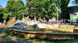 vasca di sabbia del parco giochi sotto alla Casa del Mare di Vienna