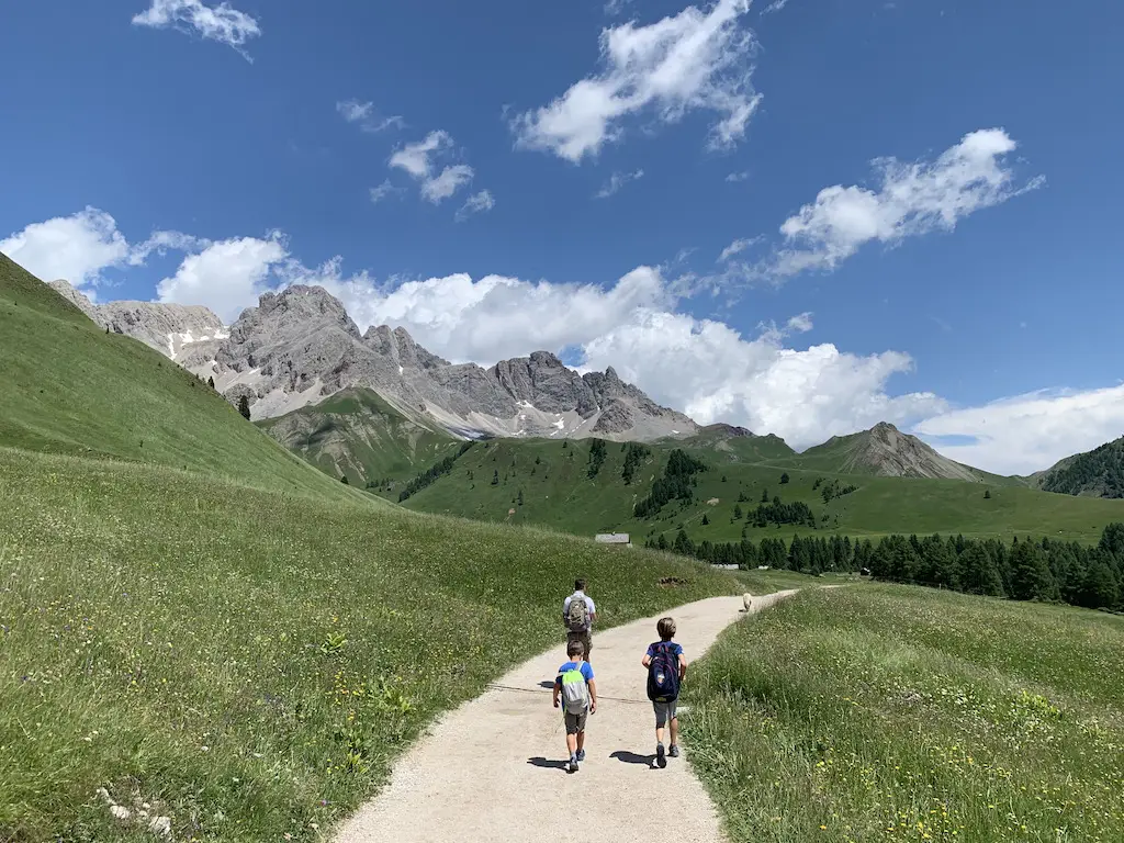 Passo San Pellegrino Con Bambini Camminata Al Rifugio Fuciade